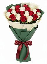 Букет Микс из красных и белых роз в Усть-Луга