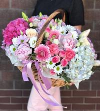 Композиция солнечный день в Усть-Луга Цветочная композиция из Розы, Хризантемы, Пионы и Лизиантусы в корзине в Усть-Луга