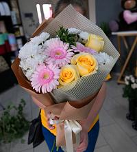 Букет цветов из:  Герберы, Розы и Хризантемы в Усть-Луга