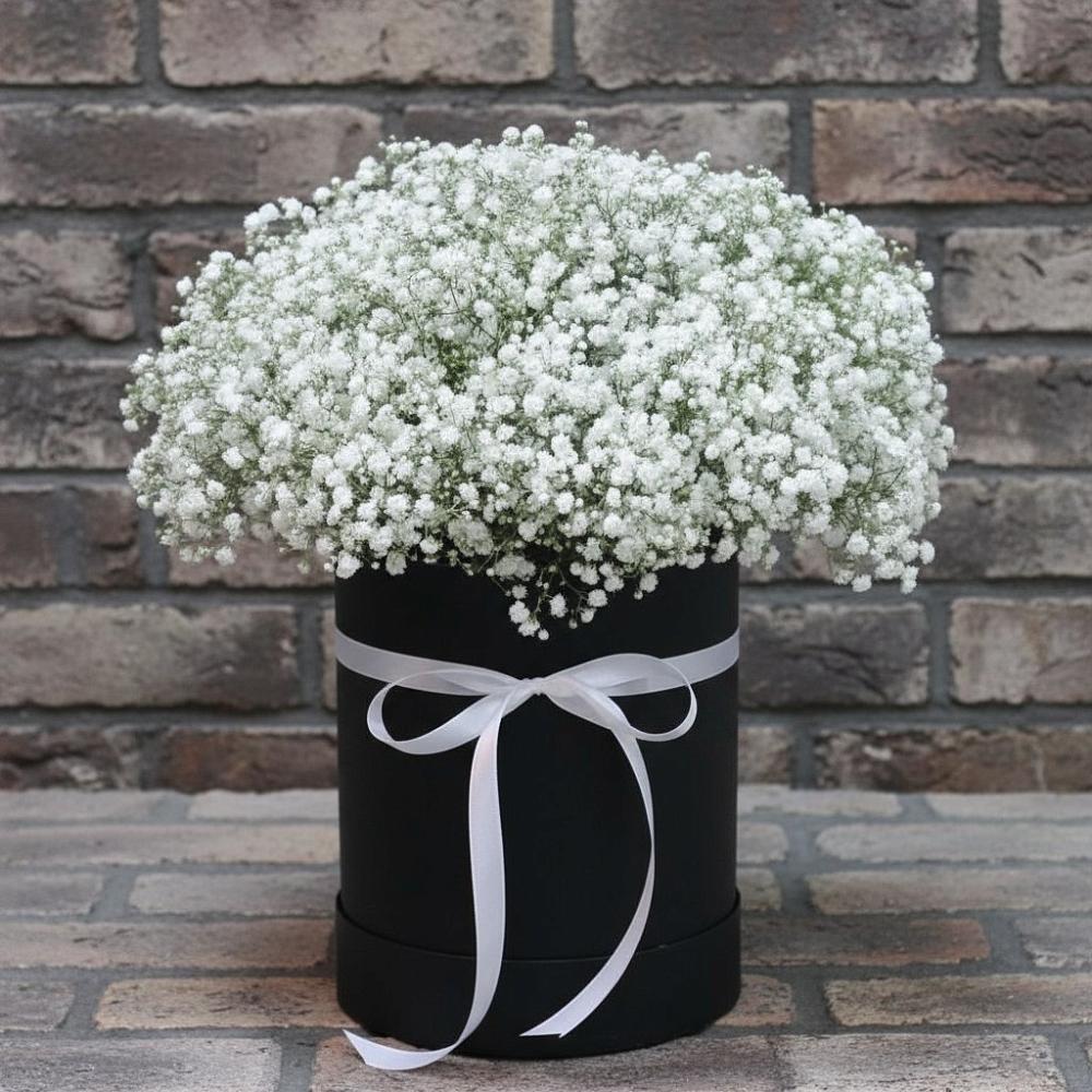 Цветочная композиция из Гипсофила в шляпной коробке в Усть-Луга