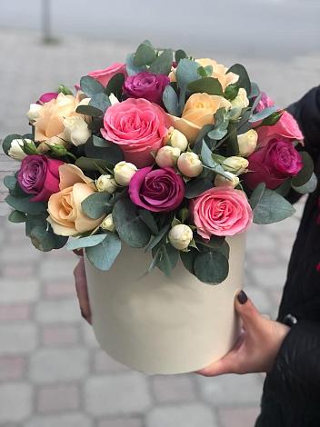 Цветочная композиция из Розы в шляпной коробке в Усть-Луга