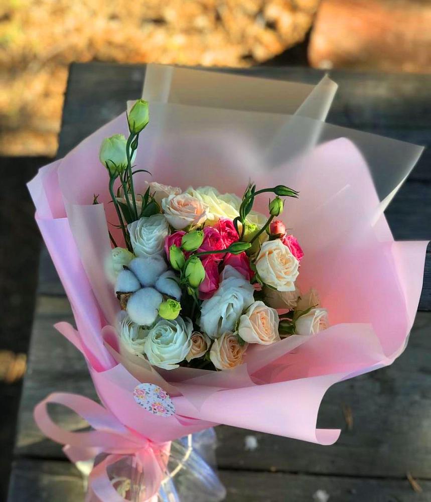 Букет цветов из: Розы и Лизиантусы в Усть-Луга