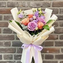 Букет цветов из:  Лизиантусы и Розы в Усть-Луга