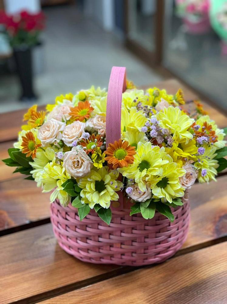 Цветочная композиция из Хризантемы и Розы в корзине в Усть-Луга